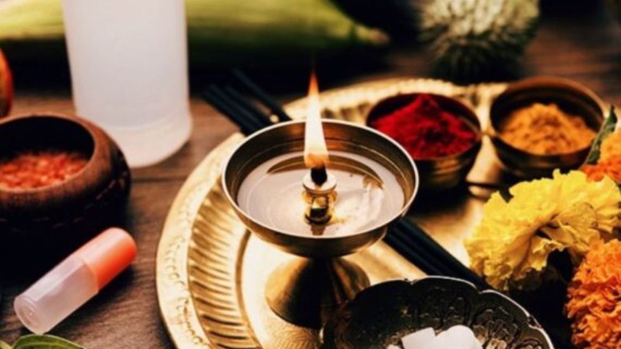 হিন্দু ধর্মে দানের বিশেষ গুরুত্ব ব্যাখ্যা করা হয়েছে। কথিত আছে, দান করলে মানুষের মঙ্গল হয়। জ্যোতিষশাস্ত্র অনুযায়ী, মঙ্গলবার ভগবান বজরংবলীকে উৎসর্গ করা হয়। এদিনে বেশ কিছু জিনিস দান করলে ঘরে আশীর্বাদ আসে ও সুখ-সমৃদ্ধির সব পথ খুলে যায়।