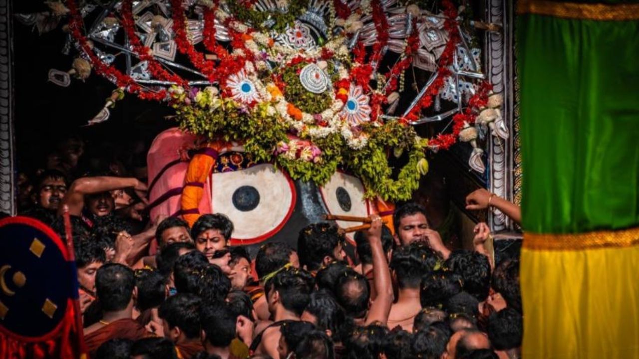 মহাপ্রসাদ কোনও ব্যক্তির ব্যক্তিগত ভোগ নয়। সেই মহাপ্রসাদ সকলের মধ্যে ভাগ করে বিতরণ করাই হল পূণ্যের কাজ। ভক্তদের মধ্যে মহাপ্রসাদ অত্যন্ত জনপ্রিয়। অনেকেই জানেন না. এই মহাপ্রসাদ শব্দটি প্রথম প্রচলন করেন শ্রীচৈতন্য।