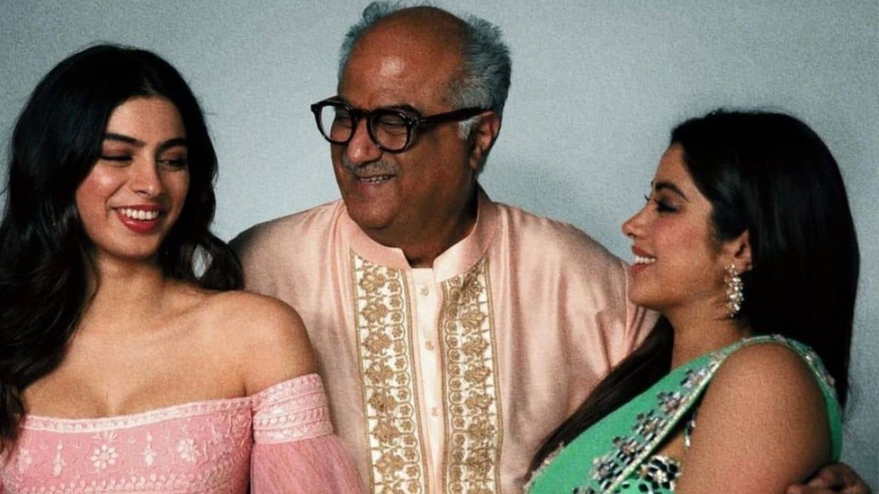 Bollywood Gossip: বাবার সামনে তোয়ালে জড়িয়ে, পরেছেন বিকিনিও! ধিক্কার জাহ্নবী-খুশিকে