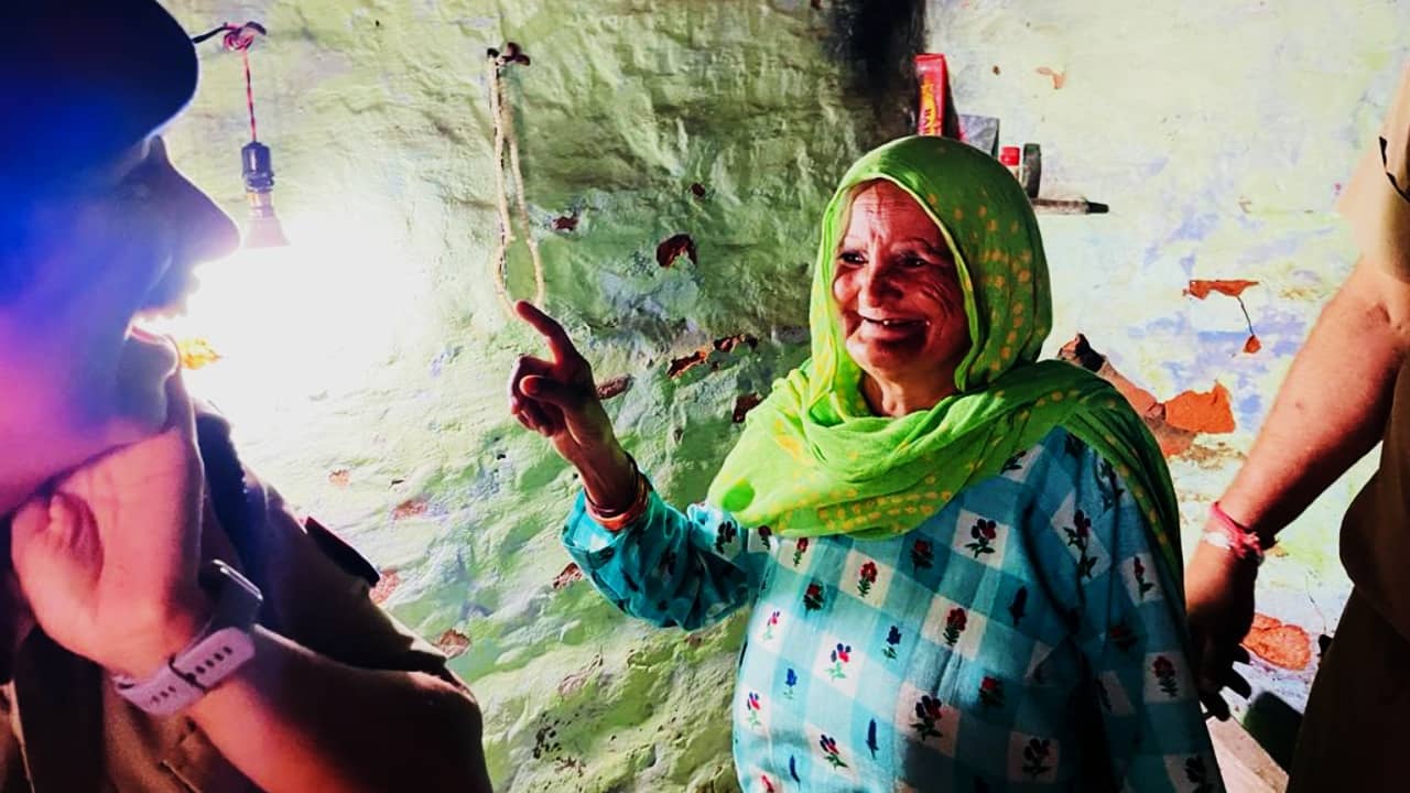 Video: মহিলা IPS যেন স্বদেশএর শাহরুখ, বাল্ব জ্বলতেই ৭০ বছরের নূরজাহানের চোখের কোনে জল