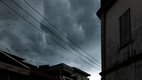 Weather Update: রাতভর বৃষ্টির রেশ রইল সকালেও, আগামী ২-৩ ঘণ্টা ভারী বৃষ্টির পূর্বাভাস কলকাতা সহ তিন জেলায় Weather Update: রাতভর বৃষ্টির রেশ রইল সকালেও, আগামী ২-৩ ঘণ্টা ভারী বৃষ্টির পূর্বাভাস কলকাতা সহ তিন জেলায়