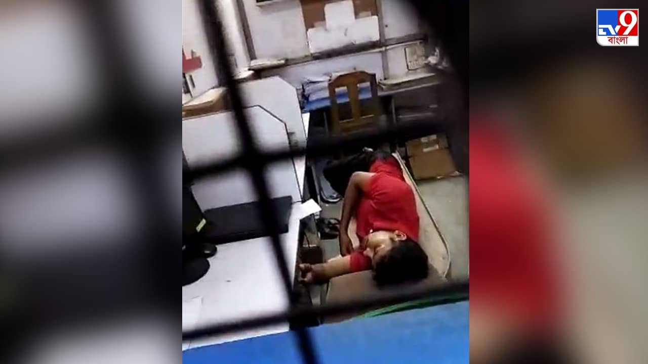 Bankura Medical College: কুম্ভকর্ণের ঘুম! হাসপাতালে কর্মীকে জাগাতে কালঘাম ছুটল আহতর পরিজনদের