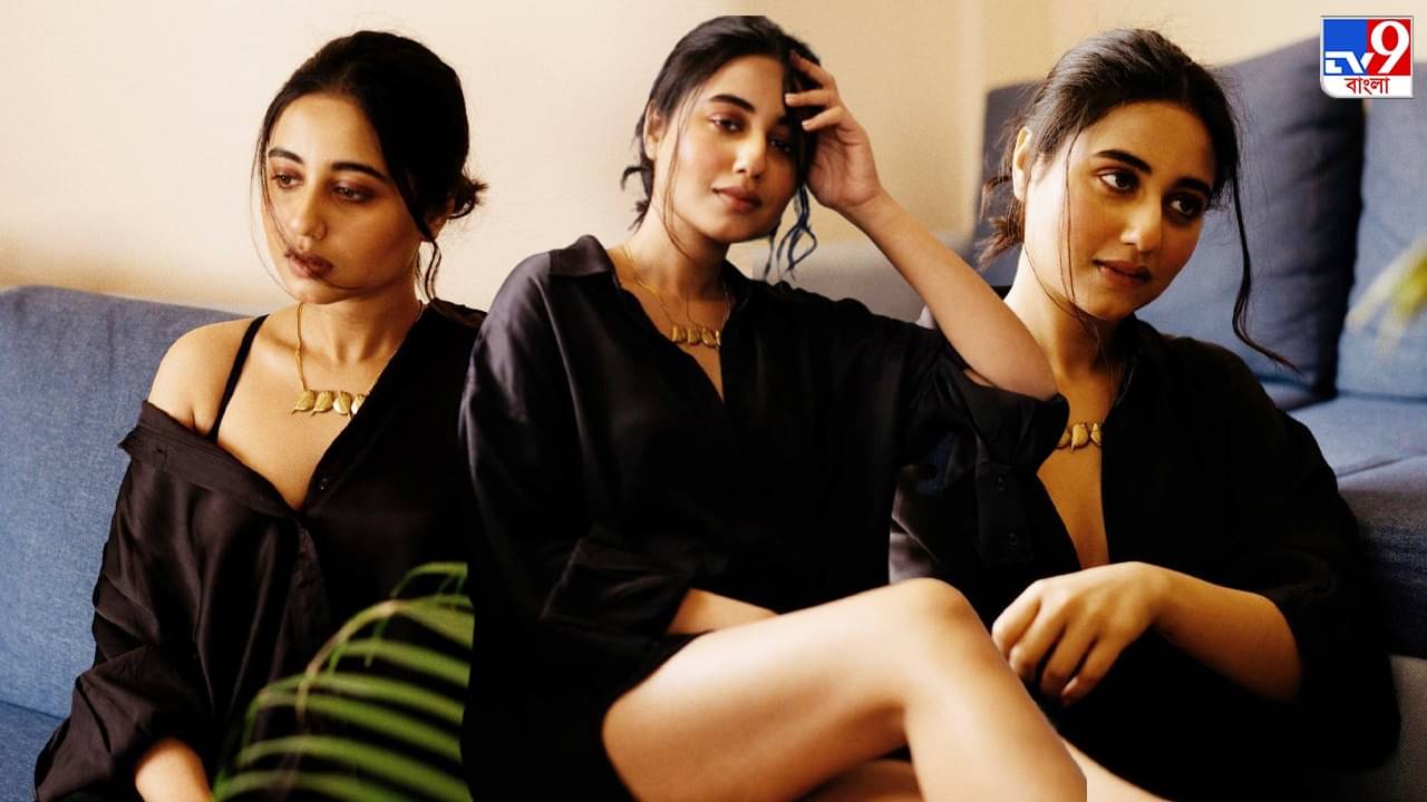 Swastika Dutta: কাঁধ থেকে সরে গিয়েছে শার্ট, উঁকি দিচ্ছে অন্তর্বাস, ক্যাপশনে কাকে ধ্বংস করার কথা বললেন স্বস্তিকা?