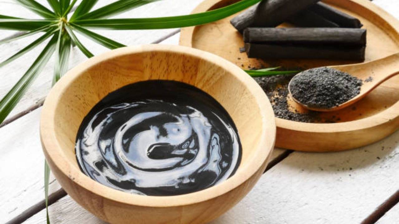 Activated Charcoal: কয়লা ধুলে কালো রং না গেলেও, অ্যাক্টিভেটেড চারকোল মুখ মাখলে জেল্লা বাড়বেই