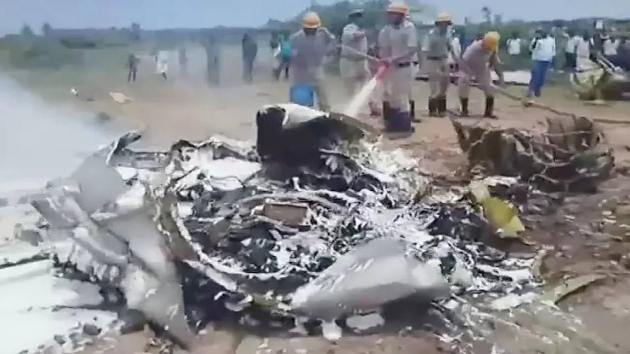 Aircraft Crash: কর্নাটকে ভেঙে পড়ল ভারতীয় বায়ুসেনার বিমান, প্রাণে বাঁচলেন মহিলা পাইলট-সহ ২
