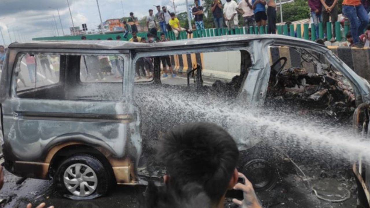 Bangladesh Accident: বাংলাদেশে ভয়াবহ বিস্ফোরণ অ্য়াম্বুল্যান্সে, পদ্মা সেতুর পাড়েই শেষ তরতাজা ৭টি প্রাণ