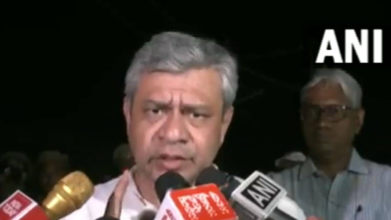 Ashwini Vaishnaw: আমাদের দায়িত্ব এখনও শেষ হয়নি..., বলতে বলতেই কেঁদে ফেললেন রেলমন্ত্রী, দেখুন ভিডিয়ো