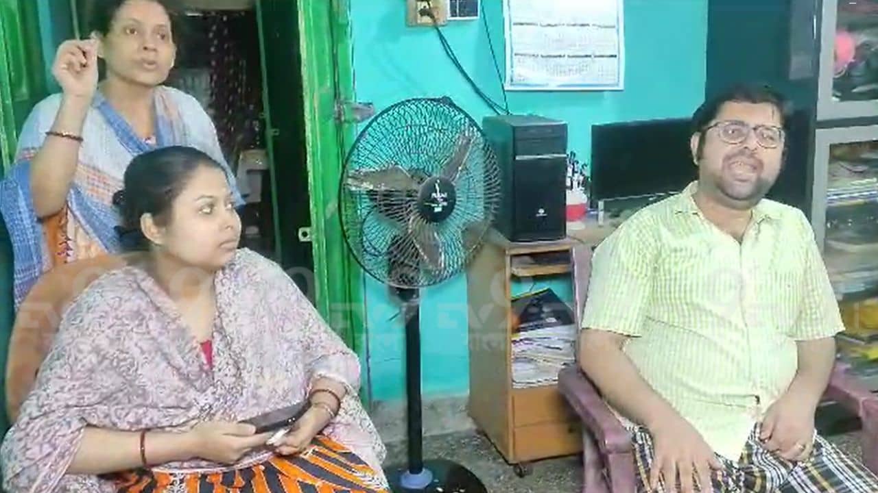 Life Threatening: টিউশন পড়ালে তোর খেলা শেষ, বেহালায় শিক্ষকের বাড়িতে হুমকি পোস্টার