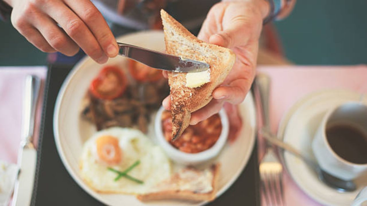 কথায় রয়েছে, Breakfast like a king, অর্থাৎ রাজার মতো বেশি পরিমাণে ব্রেকফাস্ট খাও। পুষ্টিবিদরাও মনে করেন, সকালের জলখাবারে এমন খাবার রাখা উচিত, যা দেহে কাজের শক্তি জোগাবে এবং পুষ্টির ঘাটতি হতে দেবে না। কিন্তু আমরা বেশিরভাগ ক্ষেত্রে ব্রেকফাস্টেই ভুল খাবার খেয়ে থাকি।