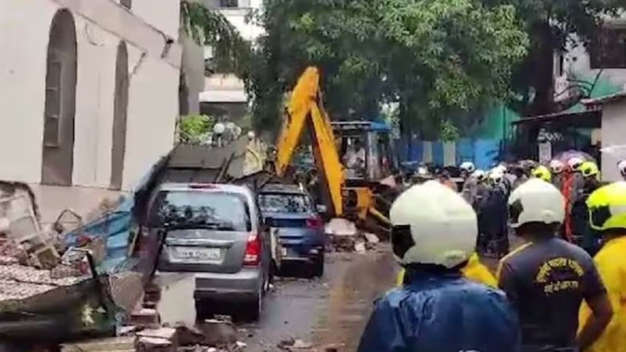 Building Collapsed: বর্ষার শুরুতেই দোতলা বাড়ির বারান্দা ভেঙে মৃত ২, ভেঙে পড়ল আরেক বহুতলের একাংশ