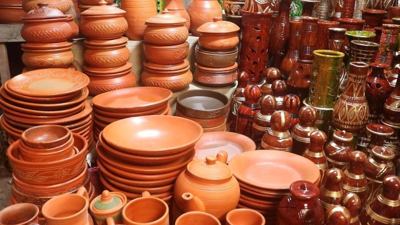 Benefits of Clay:  বাড়িতে মাটির জিনিস রাখা শুভ, সমৃদ্ধি ও সুখ ফিরে পেতে কী কী কিনবেন?