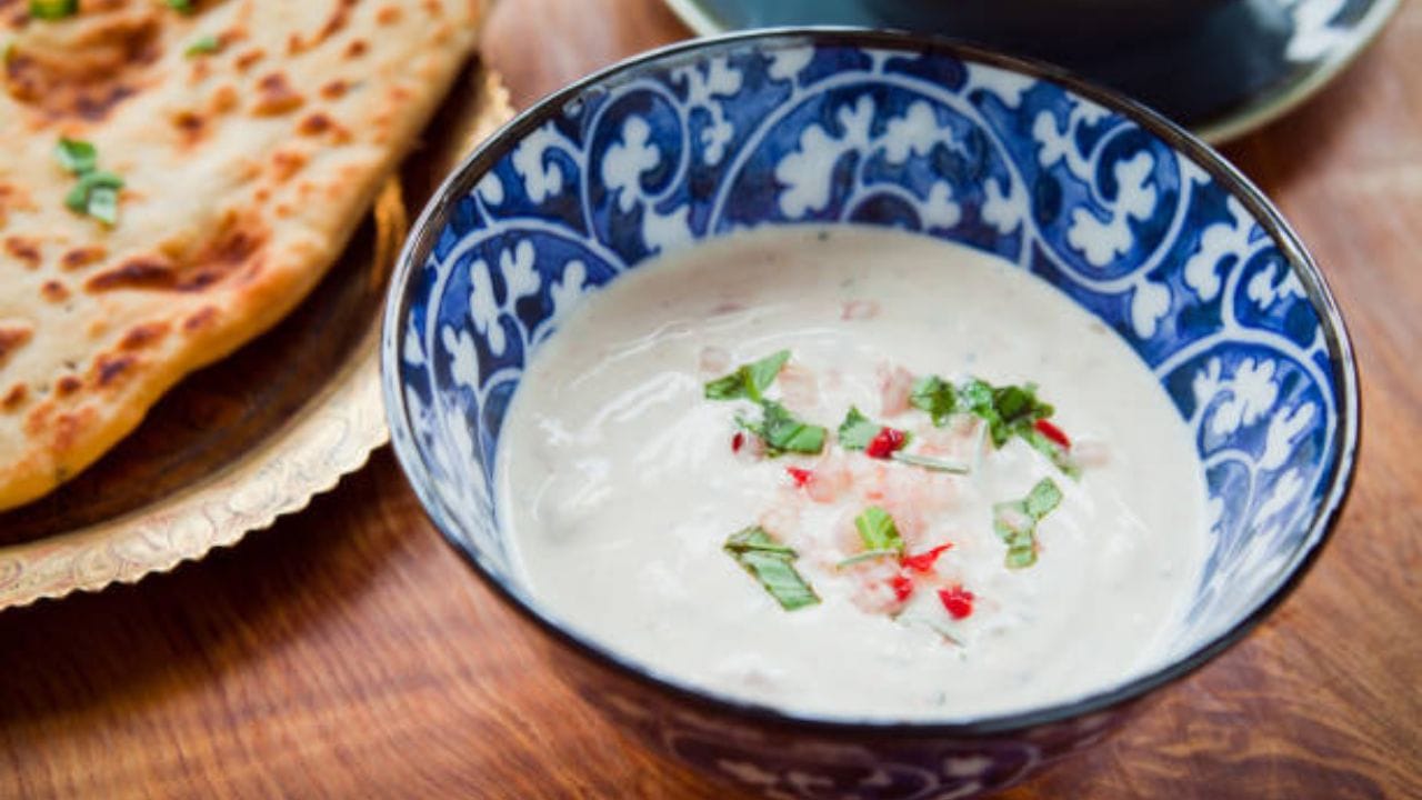 রাতে দই খাওয়ার বদলে সকালে দই খান। ব্রেকফাস্টে দই খেতে পারেন। কিংবা আপনার লাঞ্চেও রাখতে পারেন টক দইকে। কিন্তু সূর্য ডুব দেওয়ার পর টক দই না খাওয়াই ভাল। এতে শরীরে সমস্যা বাড়বে। 