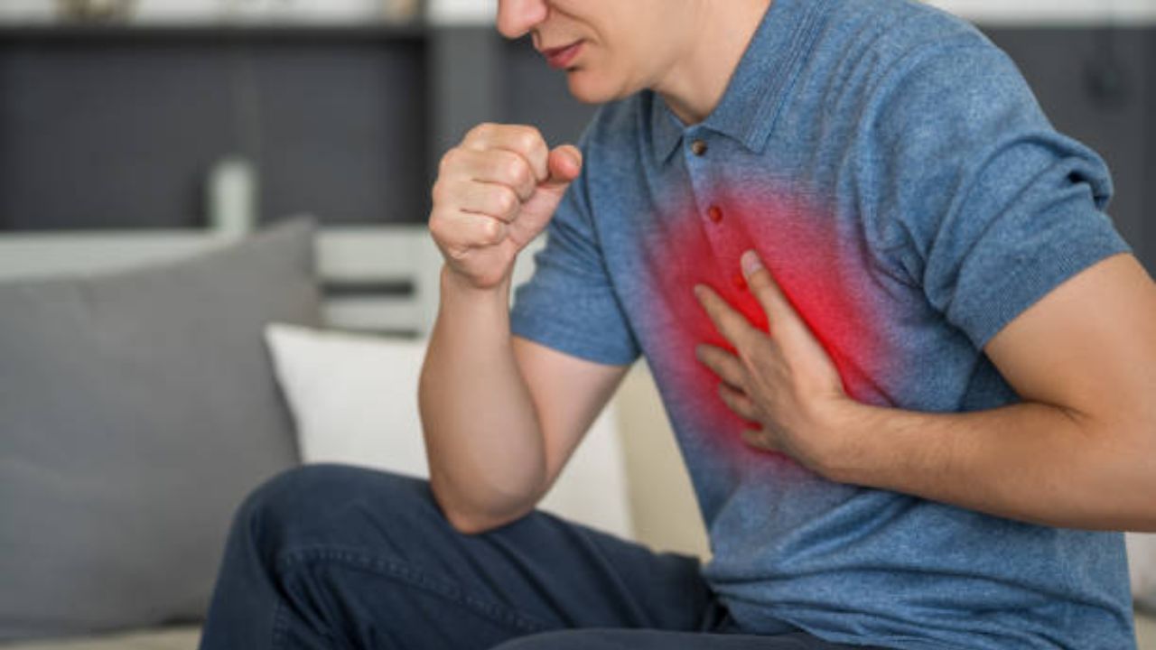 আয়ুর্বেদের মতে, টক দই দেহে কাফা দশা বাড়িয়ে তোলে। তাই রাতে যখনই আপনি টক দই খান, এটি শ্লেষ্মার উৎপাদন বাড়িয়ে তোলে। এতে ঠান্ডা লাগা, গলা ব্যথা, সর্দি-কাশির সমস্যা দেখা দেয়। 