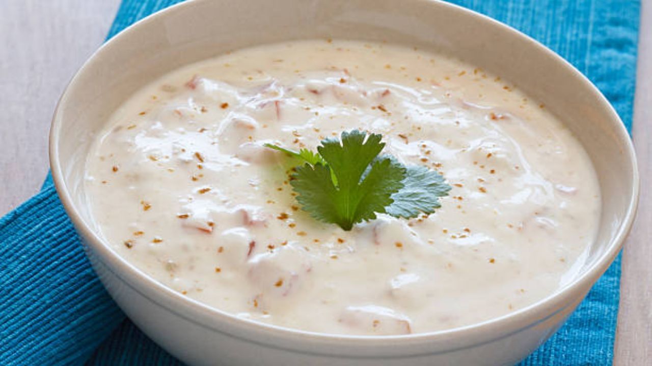 অনেকেই রয়েছেন যাঁরা টক দই দিয়ে রায়তা বানিয়ে খান। কেউ কেউ রাতে রুটির সঙ্গে দই খান। আবার কারও ডাল-সবজির সঙ্গেও ডিনারে দই থাকে। কিন্তু আয়ুর্বেদের মতে, রাতে দই খাওয়া স্বাস্থ্যের জন্য ভাল নয়।