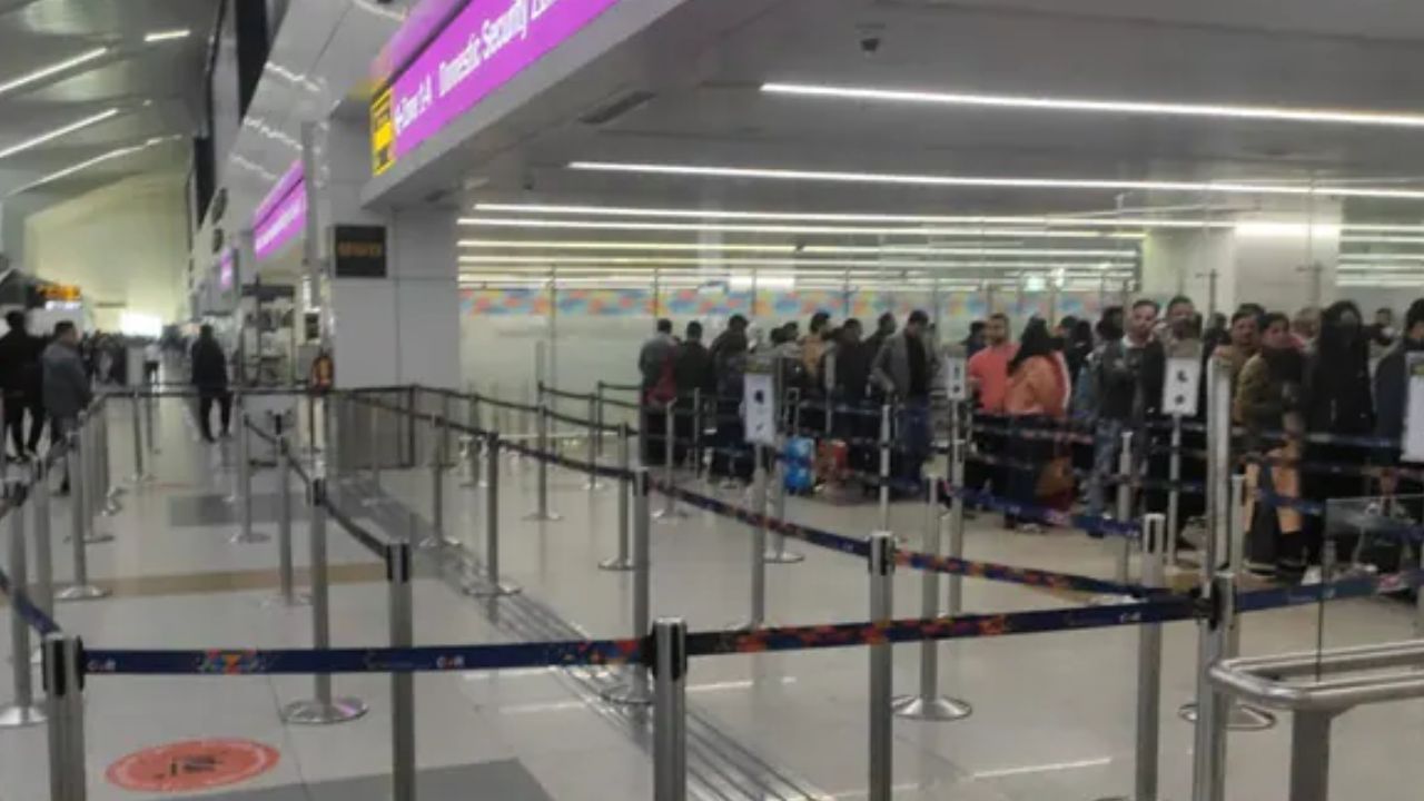 Delhi Airport: প্রায় ৬০ লক্ষ টাকার সোনা নিয়ে দিল্লি বিমানবন্দরে, গ্রেফতার থাইল্যান্ডের নাগরিক সহ বিমানকর্মী