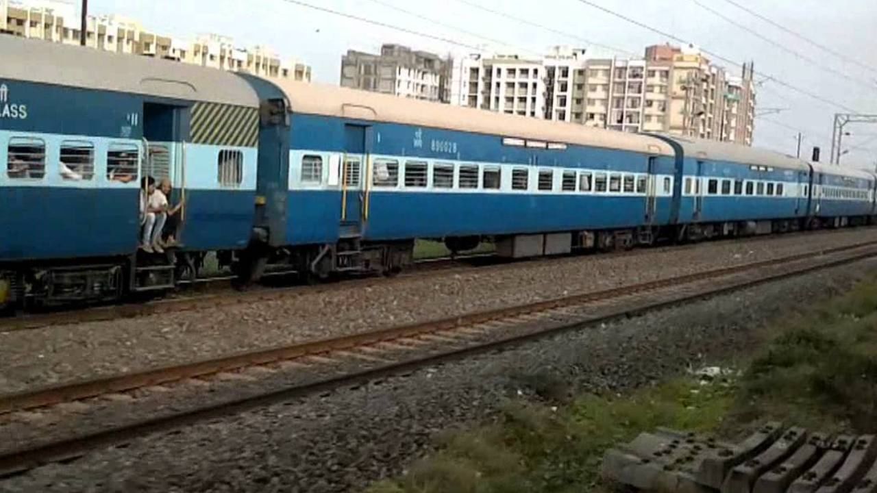 Harassment in Train: ধর্ষণ করতে না পারায় মহিলাকে চলন্ত ট্রেন থেকে ফেলে দিল পাঁচ যাত্রী