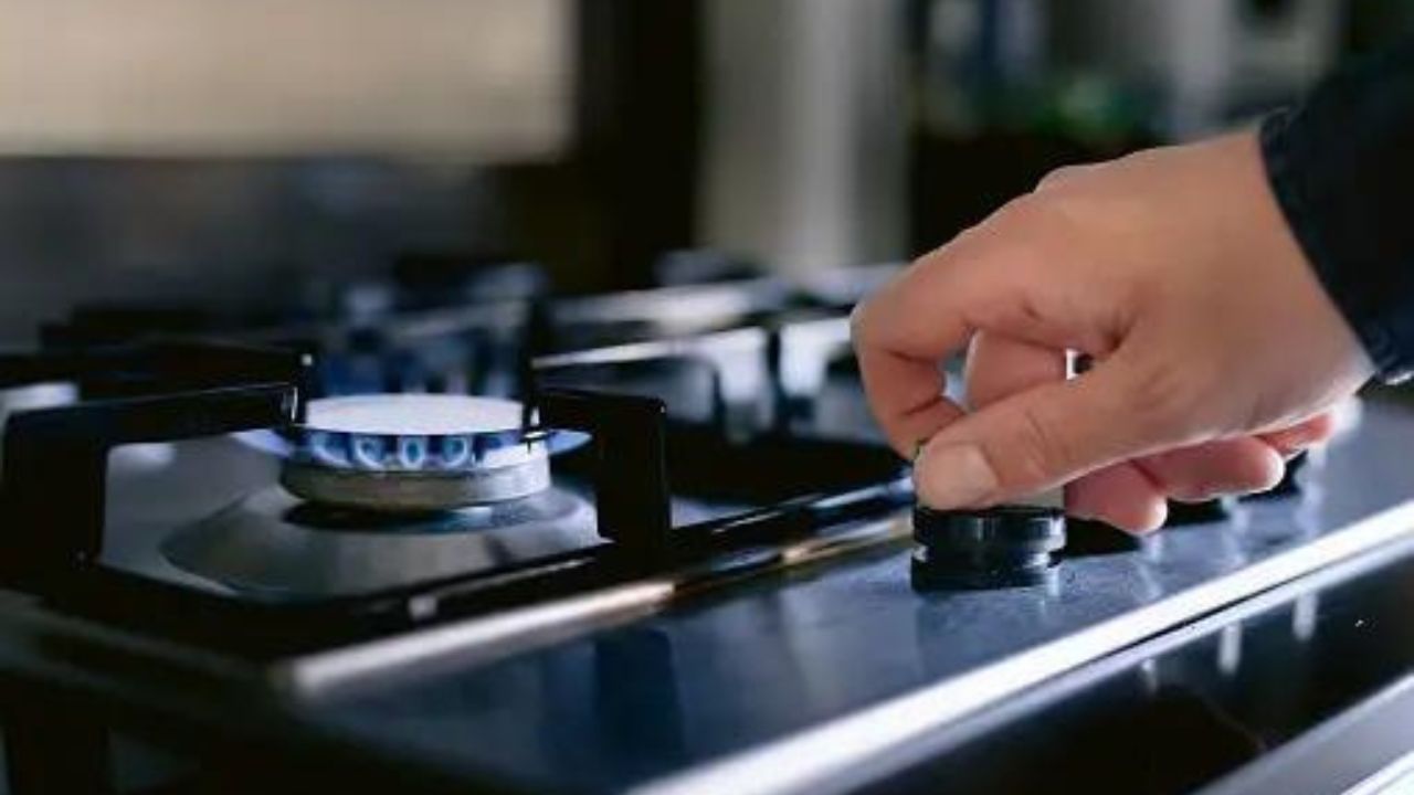 Vastu Tips মডার্ন রান্নাঘরের জন্য নতুন গ্য়াস আভেন কিনবেন! কোন দিন