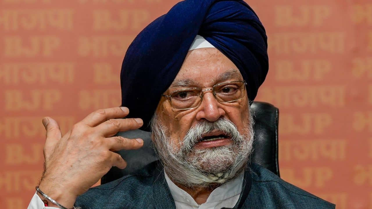 Hardeep Singh Puri: শীঘ্রই দাম কমছে পেট্রোল-ডিজেলের? কেন্দ্রীয় পেট্রোলিয়াম মন্ত্রী বললেন এই কথা...