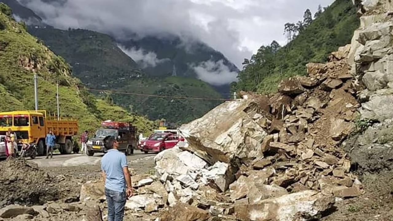 Landslide in Uttarakhand: ভূমিধসে সাফ ১০০ মিটার রাস্তা, উত্তরাখণ্ডের দুর্গম এলাকায় আটকে ৩০০ পর্যটক