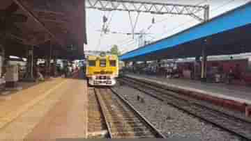 Local Train: লোকাল ট্রেনের সামনে হাজির গরু, বিপাকে যাত্রীরা