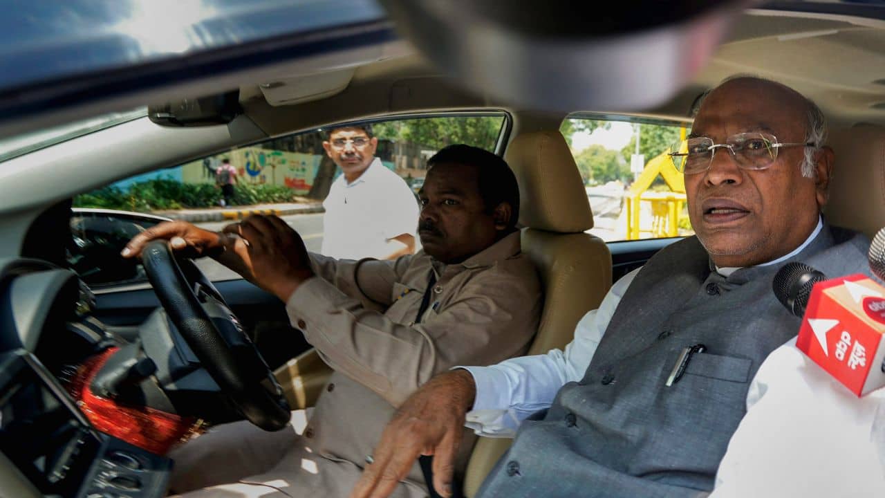 Mallikarjun Kharge: এত মাতামাতি হচ্ছে কেন? বিরোধী বৈঠকের আগেই কেজরীর হুঁশিয়ারির পাল্টা জবাব খাড়্গের