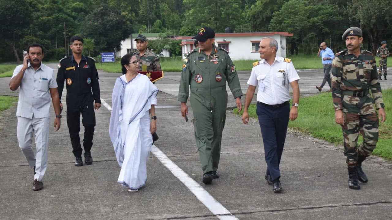 Mamata Banerjee: কপ্টারের জরুরি অবতরণের পর এক ঘণ্টা এয়ারবেসে ছিলেন মমতা, সেইসময় কী হয়েছিল জানাল সেনা