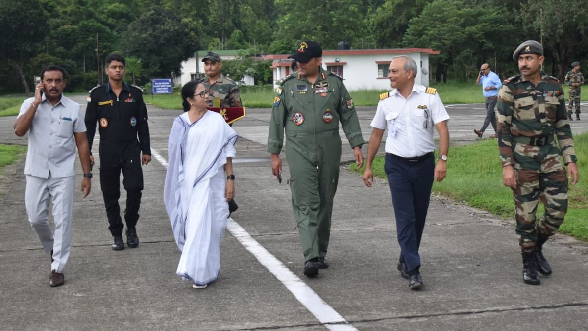 Mamata Banerjee: কপ্টারের জরুরি অবতরণের পর এক ঘণ্টা এয়ারবেসে ছিলেন মমতা, সেইসময় কী হয়েছিল জানাল সেনা