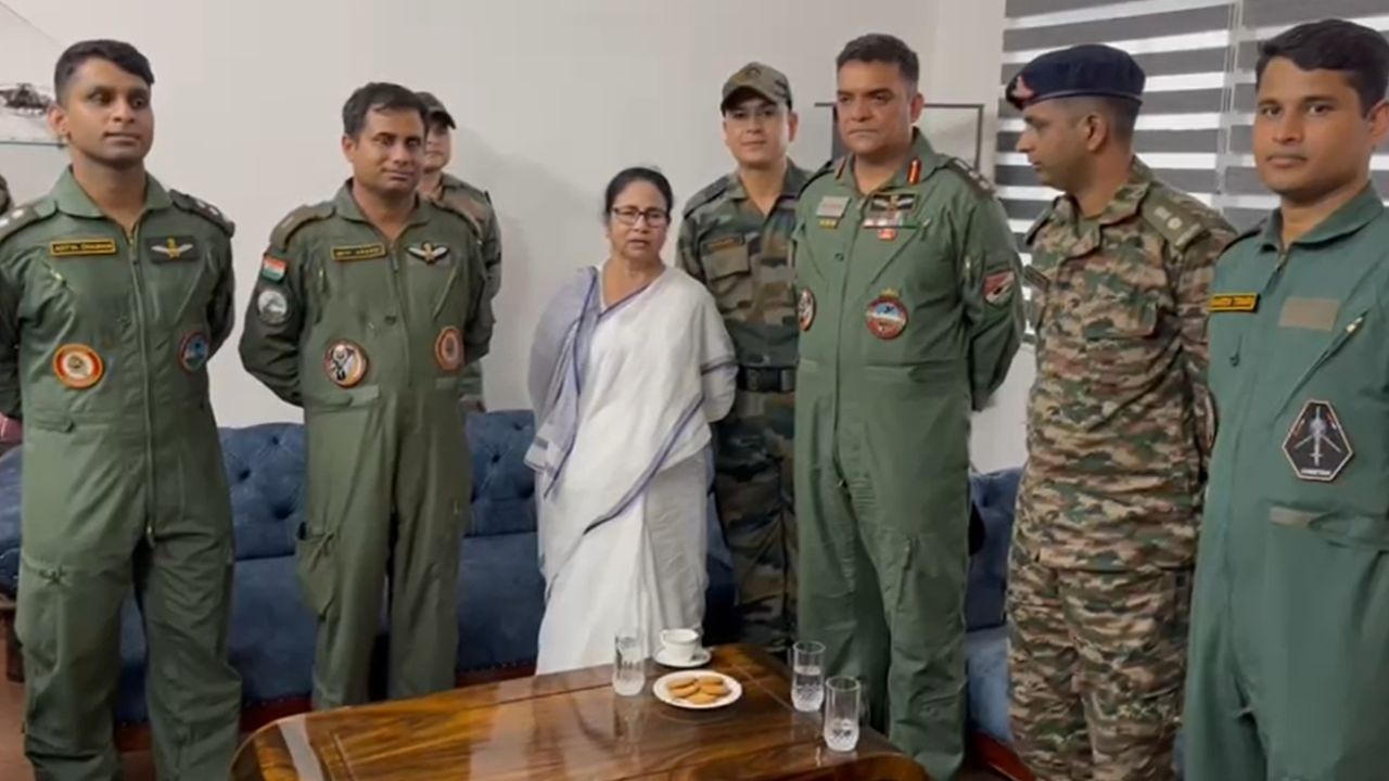 Mamata Banerjee at Airbase: 'ছেলেবেলায় স্বপ্ন ছিল আর্মিতে যোগ দেব', এয়ারবেসে অফিসারদের বললেন মমতা