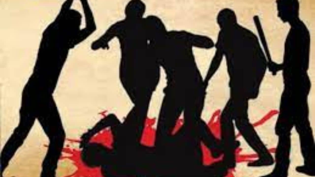 Assault: দলিত হয়ে পরনে রঙিন জামা-রোদচশমা, বেশি ওড়ার অপরাধে বেধড়ক মার যুবক, ছিঁড়ল মায়ের ব্লাউজ