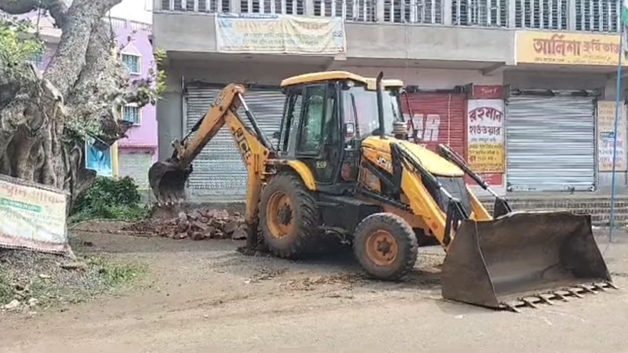 Jiban Krishna Saha: ৫টি বুলডোজার এনে ভেঙে দেওয়া হল জীবনকৃষ্ণের কার্যলয়