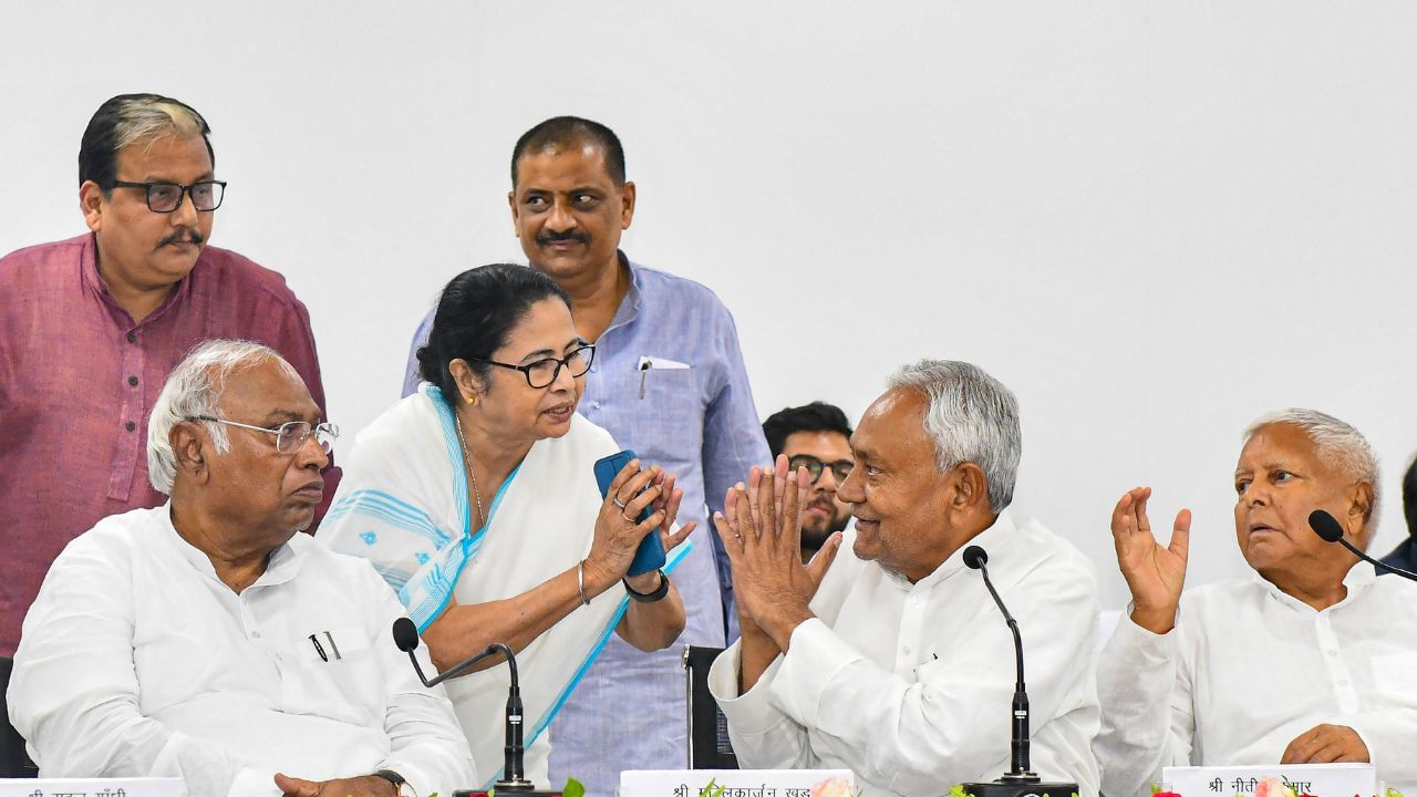 Opposition Meeting: নীতীশ নয়, এবার বিরোধী জোটের বৈঠকের পৌরহিত্যে কংগ্রেস, বদলাতে পারে দিনক্ষণ-গন্তব্যও