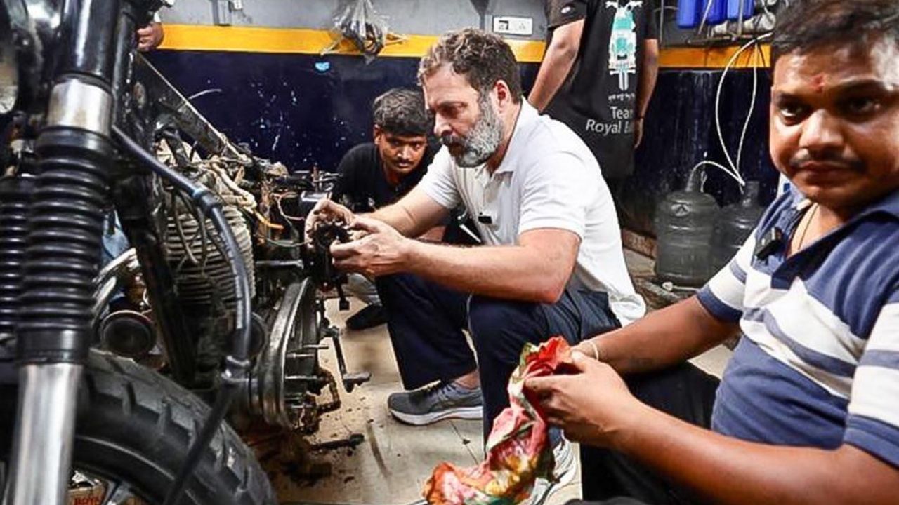 Rahul Gandhi: রাজনীতিক থেকে 'মেকানিক' হলেন রাহুল! স্ক্রু ড্রাইভার দিয়ে টাইট করলেন বাইকের কল-কবজা