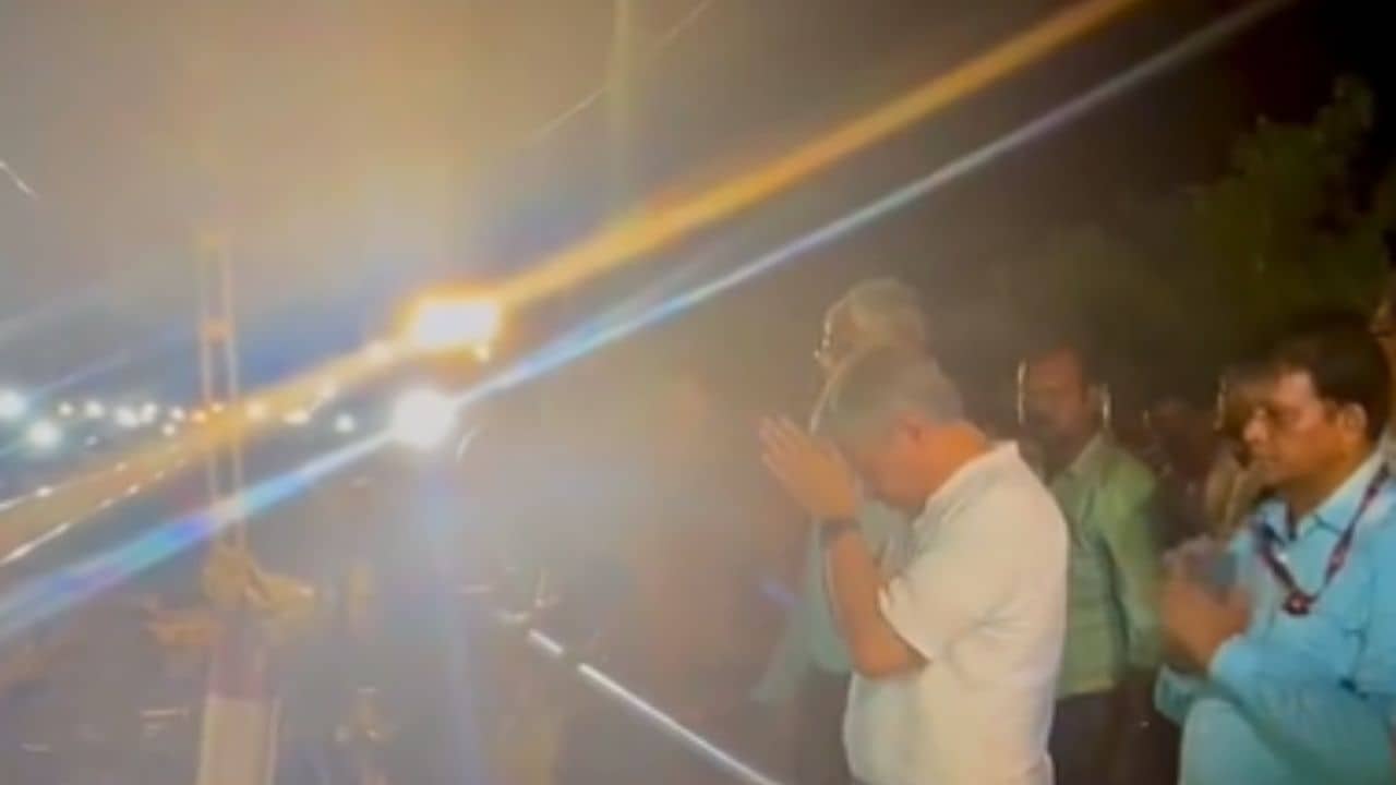 Ashwini Vaishnaw: মালগাড়ির চাকা গড়াতেই হাতজোড় করে প্রার্থনা, ৫১ ঘণ্টার যুদ্ধশেষে কান্নায় ভেঙে পড়লেন রেলমন্ত্রী, দেখুন ভিডিয়ো