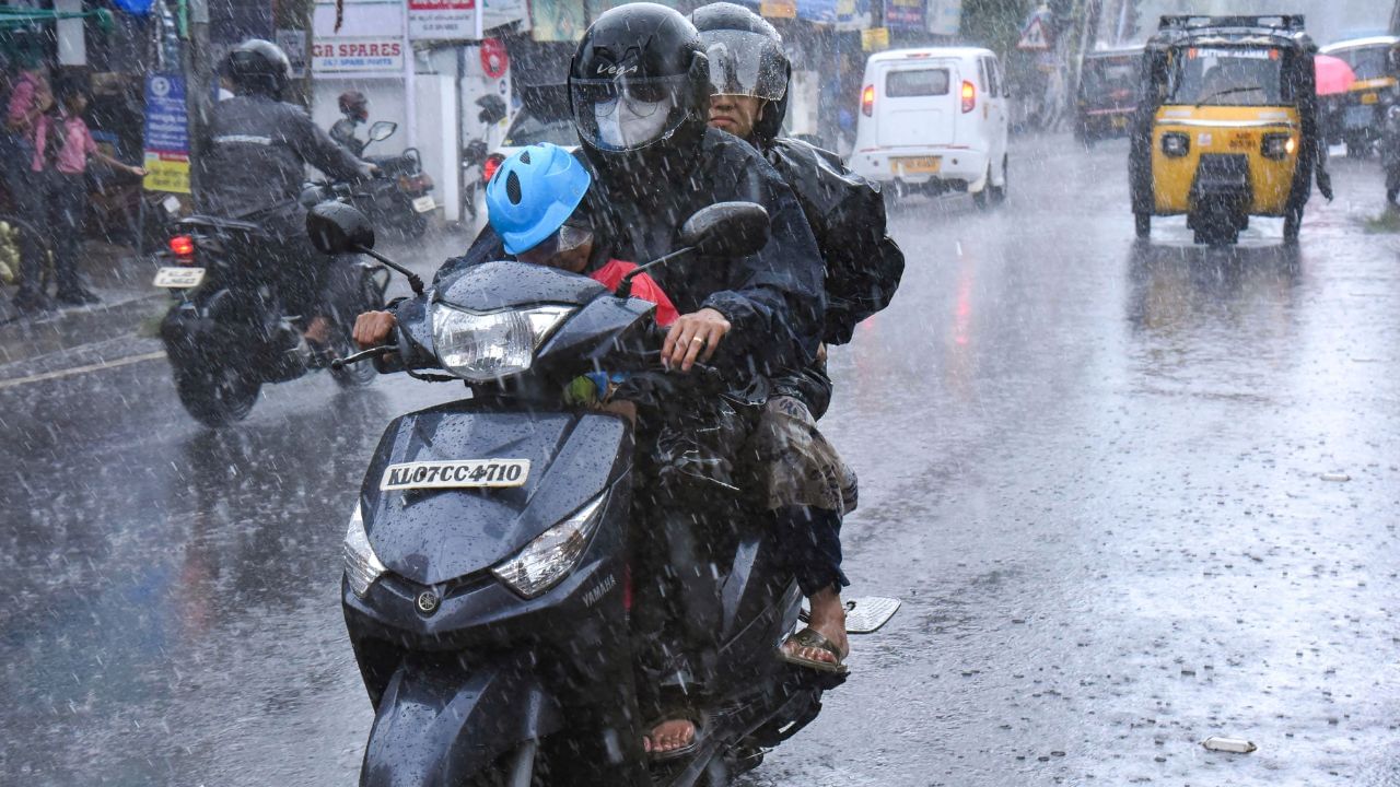 Cyclone Biparjoy: সকাল থেকে মুখ ভার আকাশের, কালো মেঘের উকি, 'বিপর্যয়'ই কি আনবে স্বস্তির বৃষ্টি?