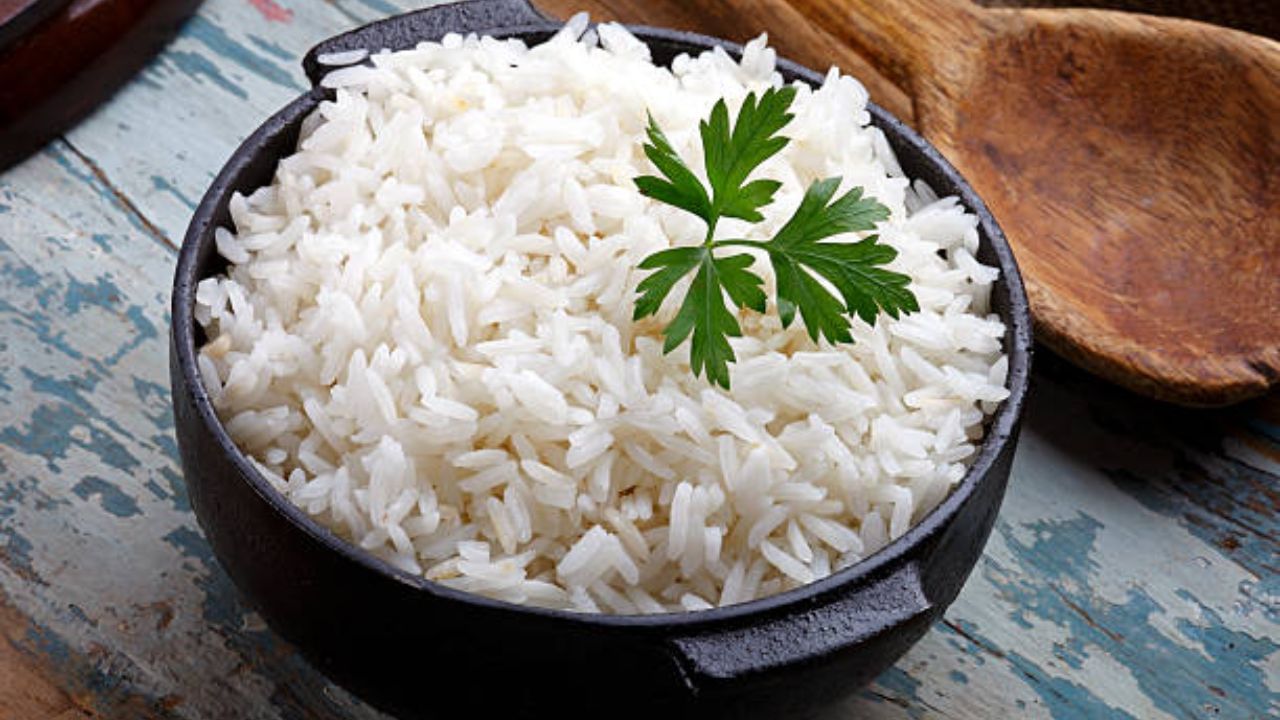 White Rice: ওজন বাড়ার ভয়ে ভাত খাচ্ছেন না? এই সাদা খাবারে খেলে মিলবে উপকারিতাও White Rice: ওজন বাড়ার ভয়ে ভাত খাচ্ছেন না? এই সাদা খাবারে খেলে মিলবে উপকারিতাও