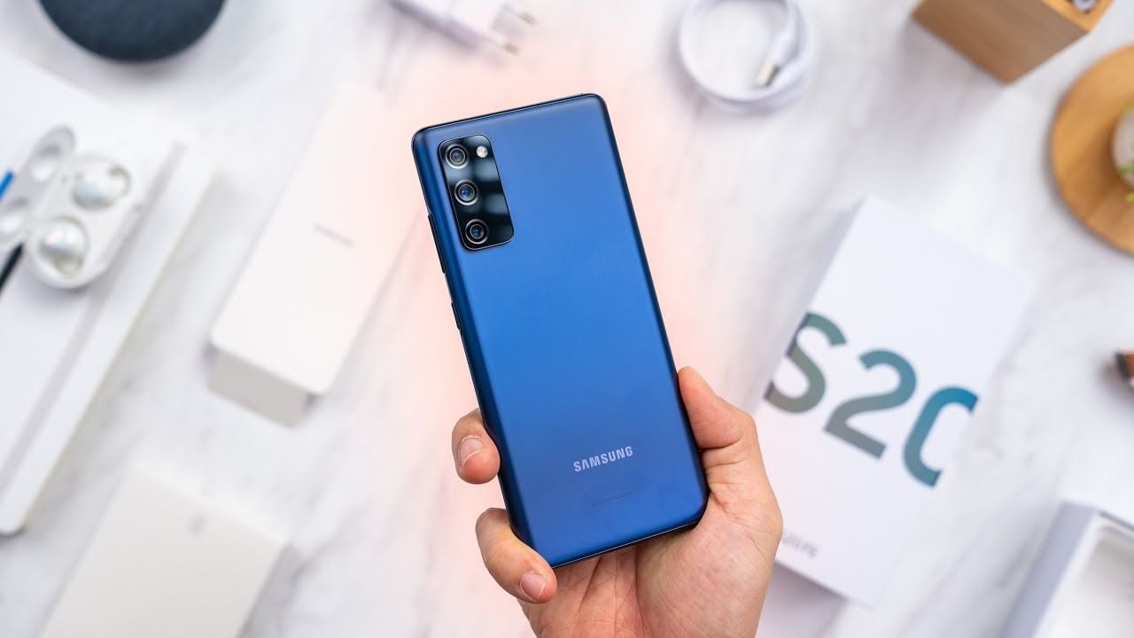 Samsung Galaxy S20 FE কিনতে ভিড় ক্রেতাদের, মিলছে কম দামে; কী এমন আছে এই ফোনে? Samsung Galaxy S20 FE কিনতে ভিড় ক্রেতাদের, মিলছে কম দামে; কী এমন আছে এই ফোনে?