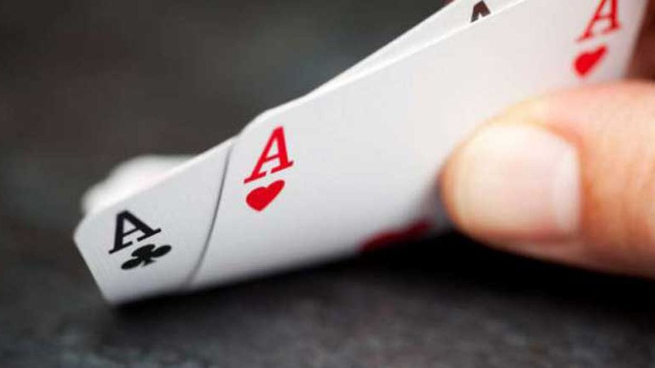 যাদের জুয়া খেলার অভ্যাস রয়েছে, তাদেরও শনিদেবের অশুভ প্রকোপে পড়তে হয়। বিশেষ করে মনে রাখবেন যে শনিবার, আপনি এই বাজে অভ্যাস থেকে দূরে থাকুন।