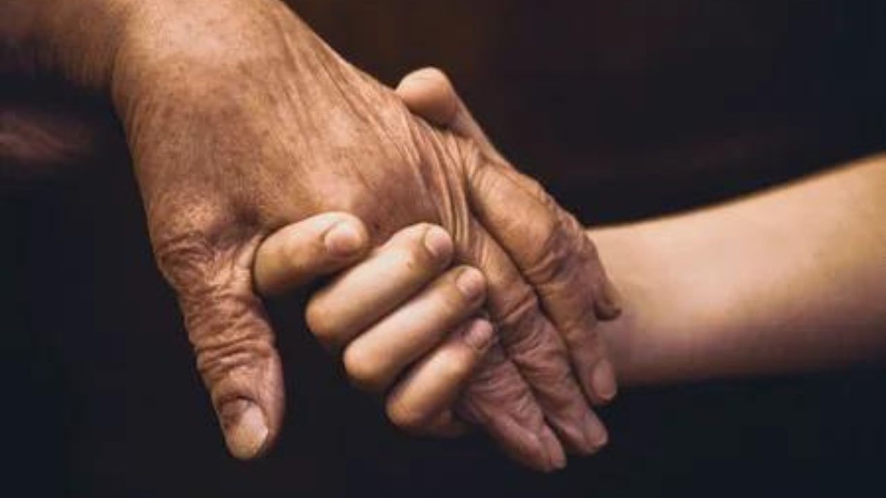 যারা বয়স কাল না ভেবে সকলকেই অসম্মান করেন তাদের উপর শনি খুব ক্রুদ্ধ হন। বিশেষ করে বাড়ির বড়দের অসম্মান করা চলে না। এমনকি কর্মচারীদের সঙ্গেও খারাপ ব্য়বহার করবেন না। এদিন বাড়ির বাইরে বের হওয়ার সময় বাড়ির বড়দের প্রণাম করতে পারেন।