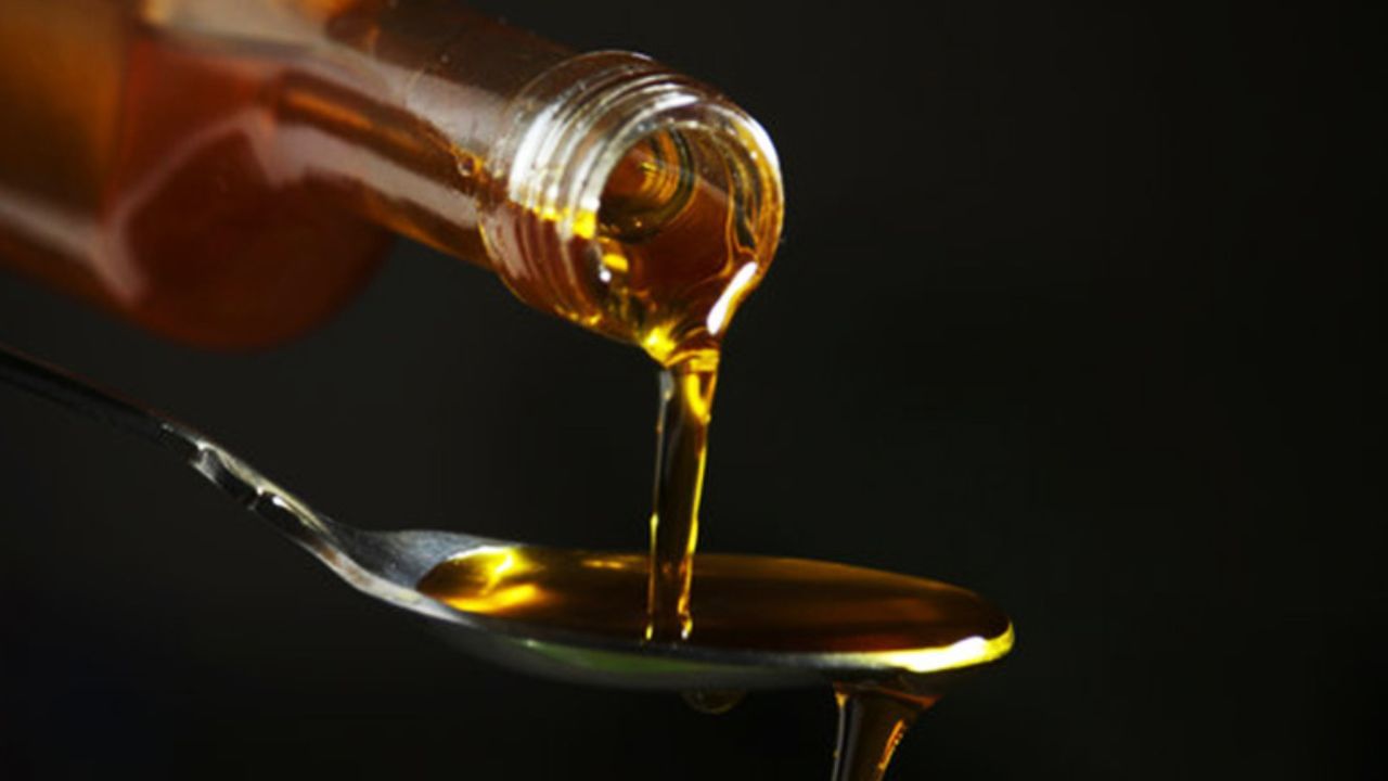 শনিবার লোহা, তেল, কালো কাপড় দান করা শুভ বলে মনে করা হয়। শনিবারে কারওর কাছ থেকে এই সমস্ত জিনিস ধার বা কিনবেন না। বিশ্বাস অনুসারে, শনিবারে এই জিনিসগুলির যে কোনও একটি কেনাকাটা করলে জীবনে অনেক সমস্যার মুখোমুখি হতে পারেন ভক্তরা।