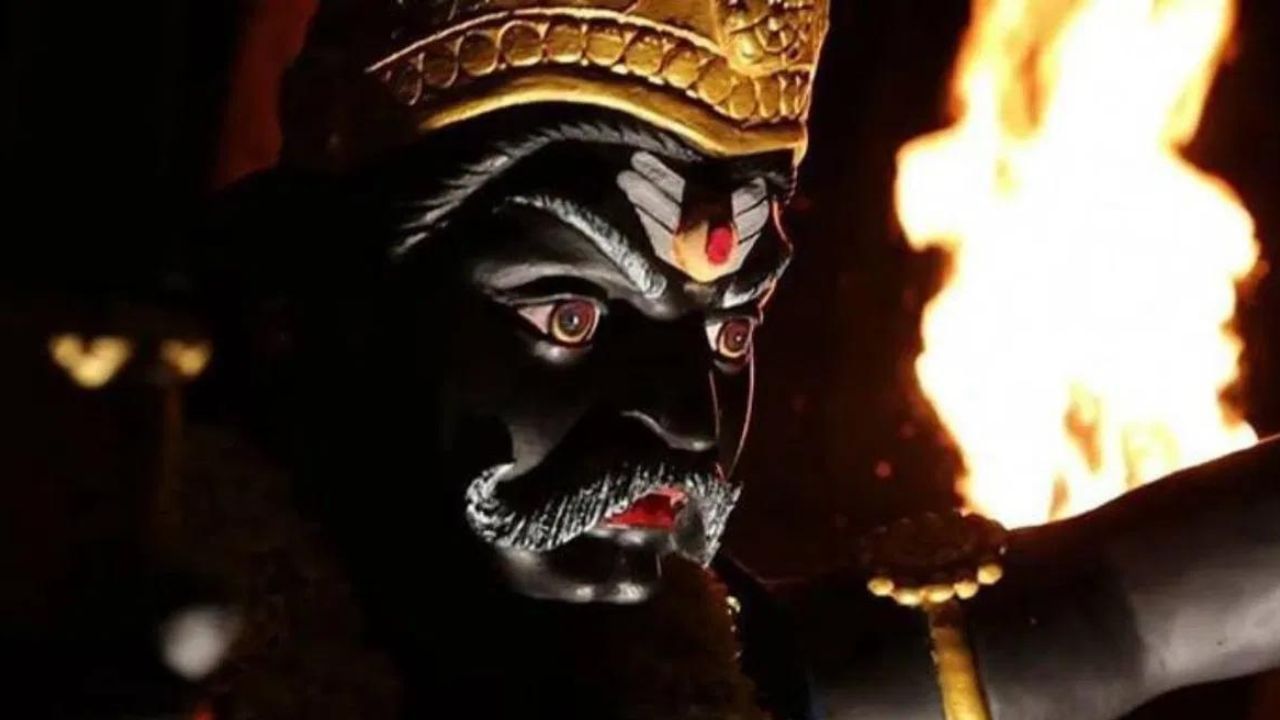 শনিদেবকে ন্যায়দাতা হিসেবেই মানা হয়। হিন্দু শাস্ত্র অনুসারে, শনিদেব সাধারণত যে কোনও ব্যক্তির কর্ম অনুসারে ফল প্রদান করেন। তাই রাজাকে আরও ধনী, গরিবকে রাজা করে তুলতে পারে।