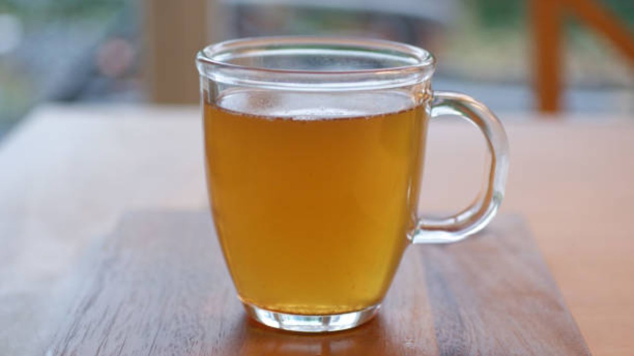 ওজন কমাতে চাইলে আপনি গ্রিন টি, ব্ল্যাক টি খেতে পারেন। এগুলোতে যেমন ক্যালোরির পরিমাণ কম, তেমনই অ্যান্টিঅক্সিডেন্ট, পলিফেনলে পরিপূর্ণ হয়। এসব উপাদানগুলো ওজন কমাতে এবং আপনাকে সুস্থ থাকতে সাহায্য করে।