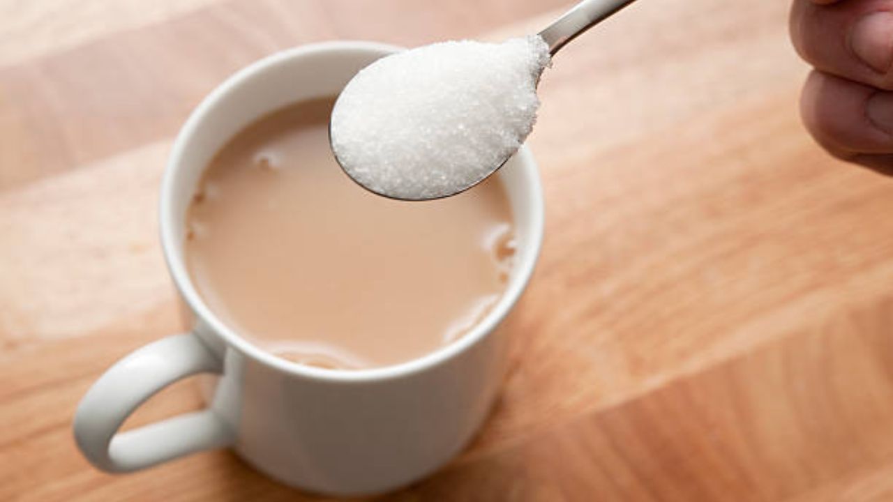 আবার যদি দুধের সঙ্গে আপনি চিনি মিশিয়ে চা খান, আরও ক্যালোরির পরিমাণ বেড়ে যাবে। চিনি দিয়ে চা খাওয়া কখনওই স্বাস্থ্যকর অভ্যাস নয়। এতে চায়ে স্বাদ এলেও স্বাস্থ্যের কোনও উপকারিতা পাওয়া যায় না।