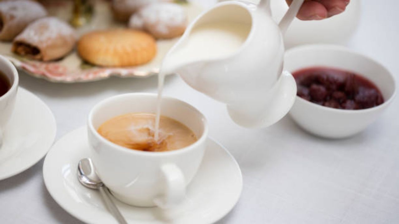 আপনি যদি ফুল ক্রিম দুধ দিয়ে চা খান, তাহলে আপনার দেহে ৩০ ক্যালোরি প্রবেশ করবে। আপনি ওজন কমাতে চান, তাহলে দুধ দিয়ে চা খাওয়া চলবে না। বরং, লিকার চা খেলে আপনার ওজন বেড়ে যাওয়ার ভয় নেই।