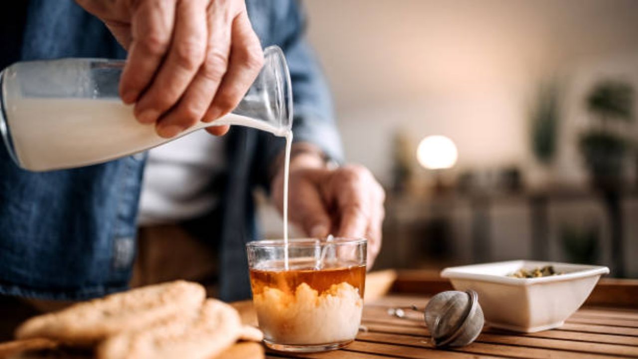 চায়ে তখনই ক্যালোরির পরিমাণ বাড়ে, যখন আপনি তাতে দুধ মেশান। দুধ দিয়ে চা খাওয়া অভ্যাস আপনার ওজন বাড়িয়ে দিতে পারে। দুধ মেশালে চায়ের ক্যালোরির পরিমাণ ৫ থেকে ৩০ ক্যালোরির হতে পারে।