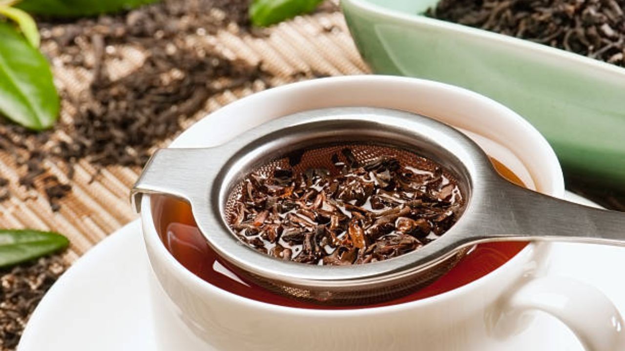 চা পাতার মধ্যে কোনও ক্যালোরি থাকে না। গ্রিন টি, ব্ল্যাক টি যখন আপনি গরম জলে মিশিয়ে খান, তখন অল্প পরিমাণে ক্যালোরি তৈরি হয়। তাও ২৫০ মিলি চায়ে মাত্র ৩ ক্যালোরি থাকে। বরং, এই ধরনের লিকার চায়ে অ্যান্টিঅক্সিডেন্ট থাকে, যা স্বাস্থ্যের জন্য উপকারী।