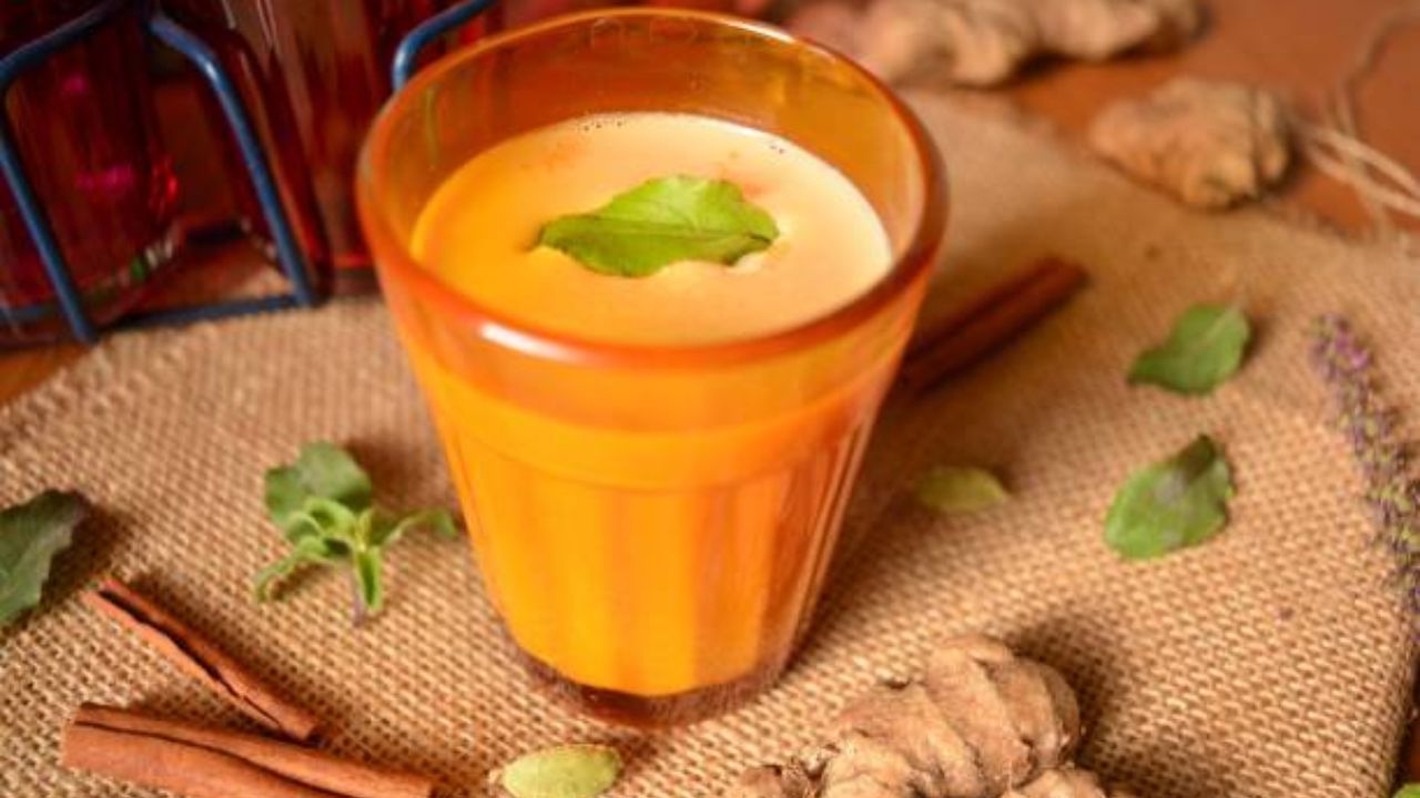 এমন অনেকেই রয়েছেন, যাঁরা দিনে ১০-১২ কাপ চা অনায়াসে খেয়ে ফেলবেন। খুব বেশি না হলেও বেশিরভাগ মানুষ ২-৩ কাপ চা সারাদিন ধরে খান। কিন্তু চায়ের কাপে কত পরিমাণ ক্যালোরি থাকে, তা কি জানেন? আর ওজন কমালে কি চা খাওয়া যায়?