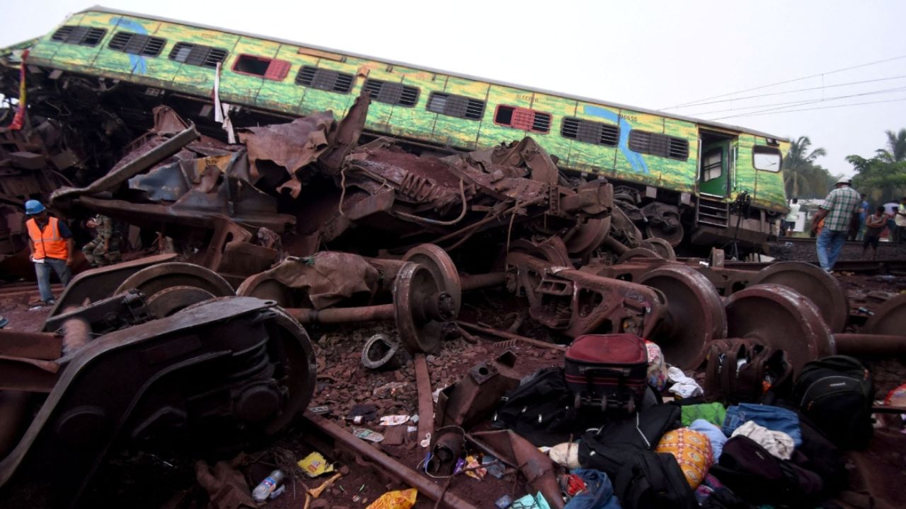 Coromandel Express Accident: মর্গ উপচে পড়ছে মৃতদেহের ভিড়ে, পারাদ্বীপ থেকে বিশেষ কন্টেনার আনছে AIIMS