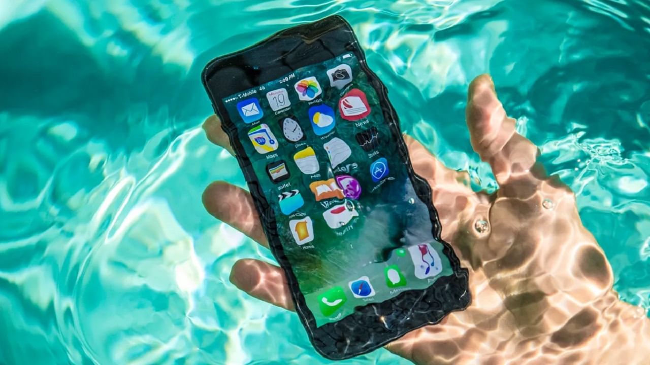 Waterproof Smartphone: কিছু ফোনে জল লাগার ভয় নেই; তবে ওয়াটারপ্রুফ, স্পিলপ্রুফ আর স্প্ল্যাশপ্রুফ ফোনের তফাত কী?