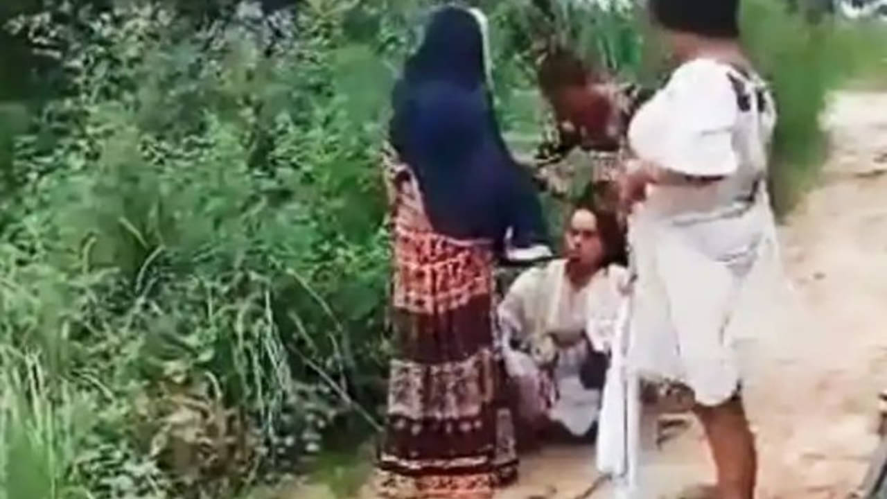 UP Transgenders: নেড়া করে মুখে প্রস্রাব, মাঝ রাস্তায় পুরুষাঙ্গ কেটে দেওয়ার চেষ্টা হিজড়া দুষ্কৃতীদের!