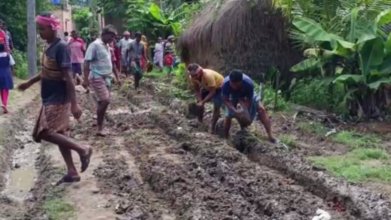 Bankura Road: 'বিজেপি জিততেই বন্ধ রাস্তার কাজ', এক হাঁটু কাদায় আটকে গ্রামবাসীদের জীবন